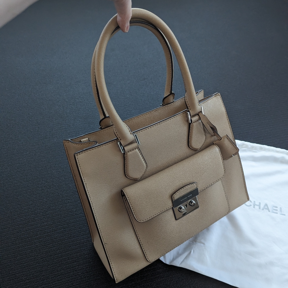 Michael Kors Bridgette Leather Tote - Picture 3 of 10
